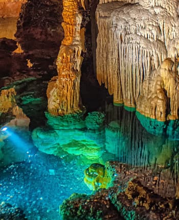 Красочная пещера с небольшим водоемом