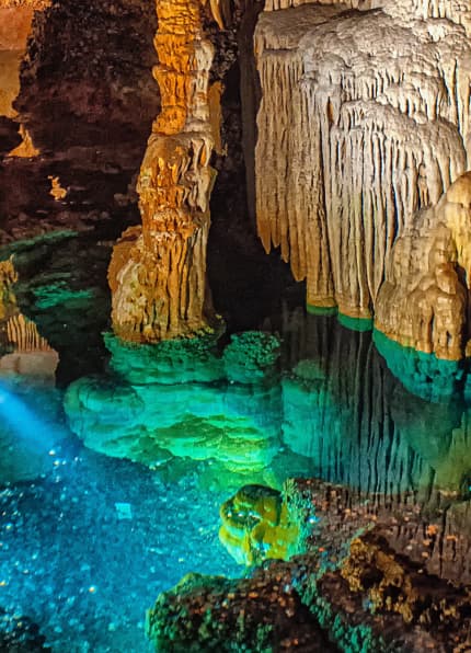 Красочная пещера с небольшим водоемом